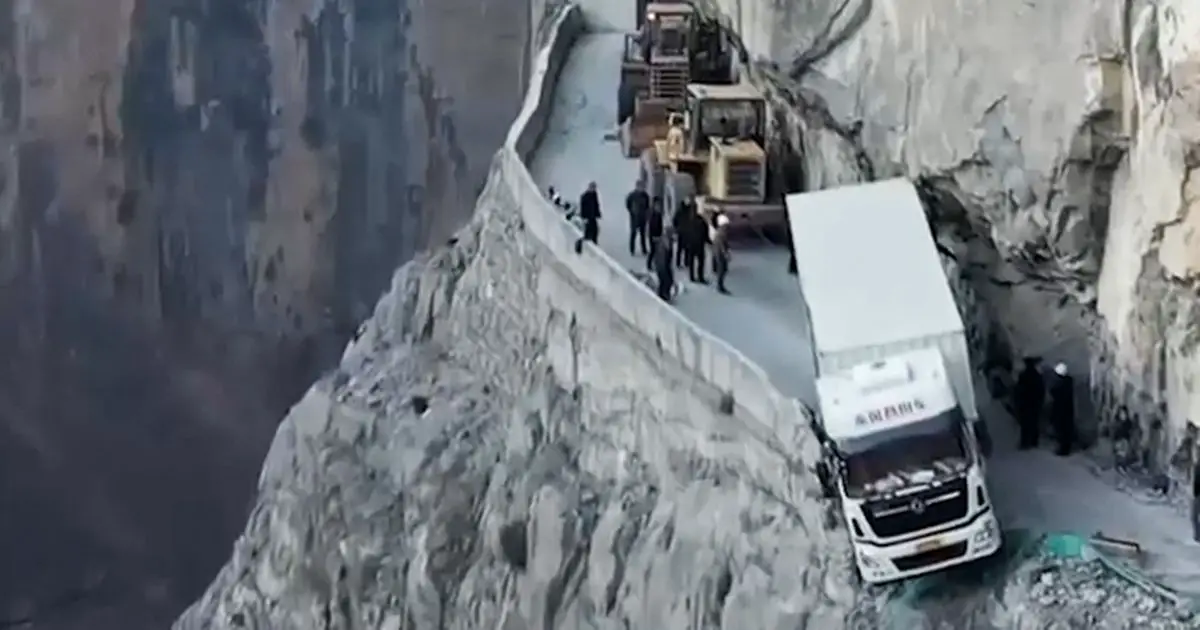 Lorry dangles from 330ft cliff after GPS takes driver along narrow mountain road