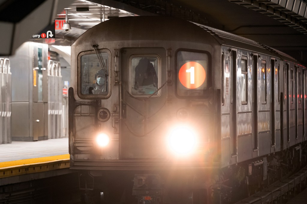 NYC subway straphanger punched, robbed on Manhattan platform