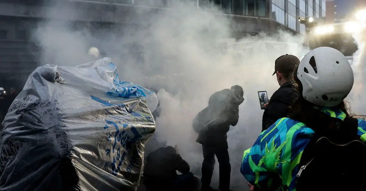 Rioters fight Brussels police, smash office of EU foreign service