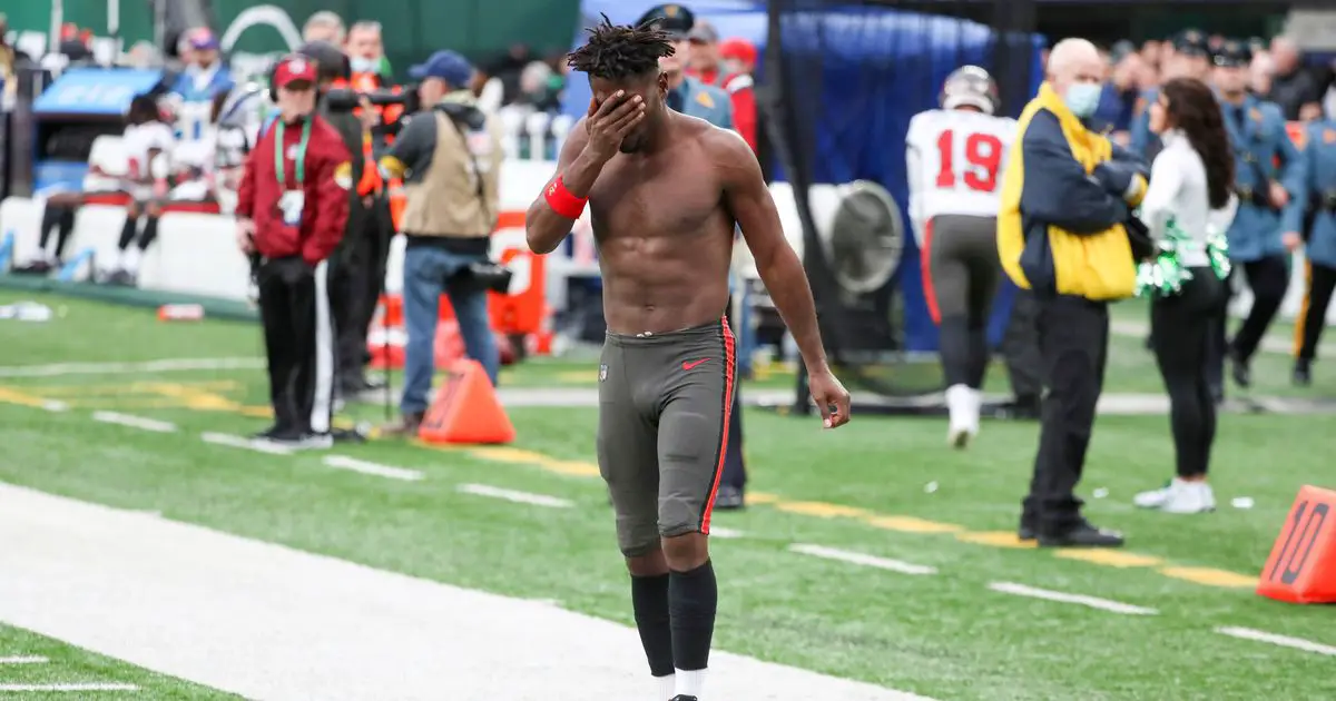 Super Bowl star walks out on his Tampa Bay Buccaneers teammates midway through game