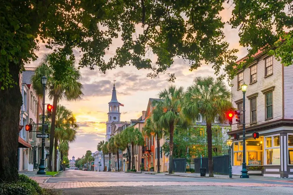 Historical downtown area of ​​Charleston, South Carolina, USA at twilight.