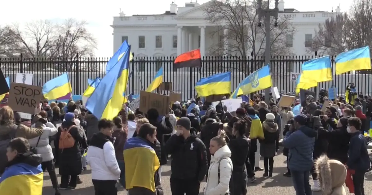 Hundreds rally in support of Ukraine outside White House
