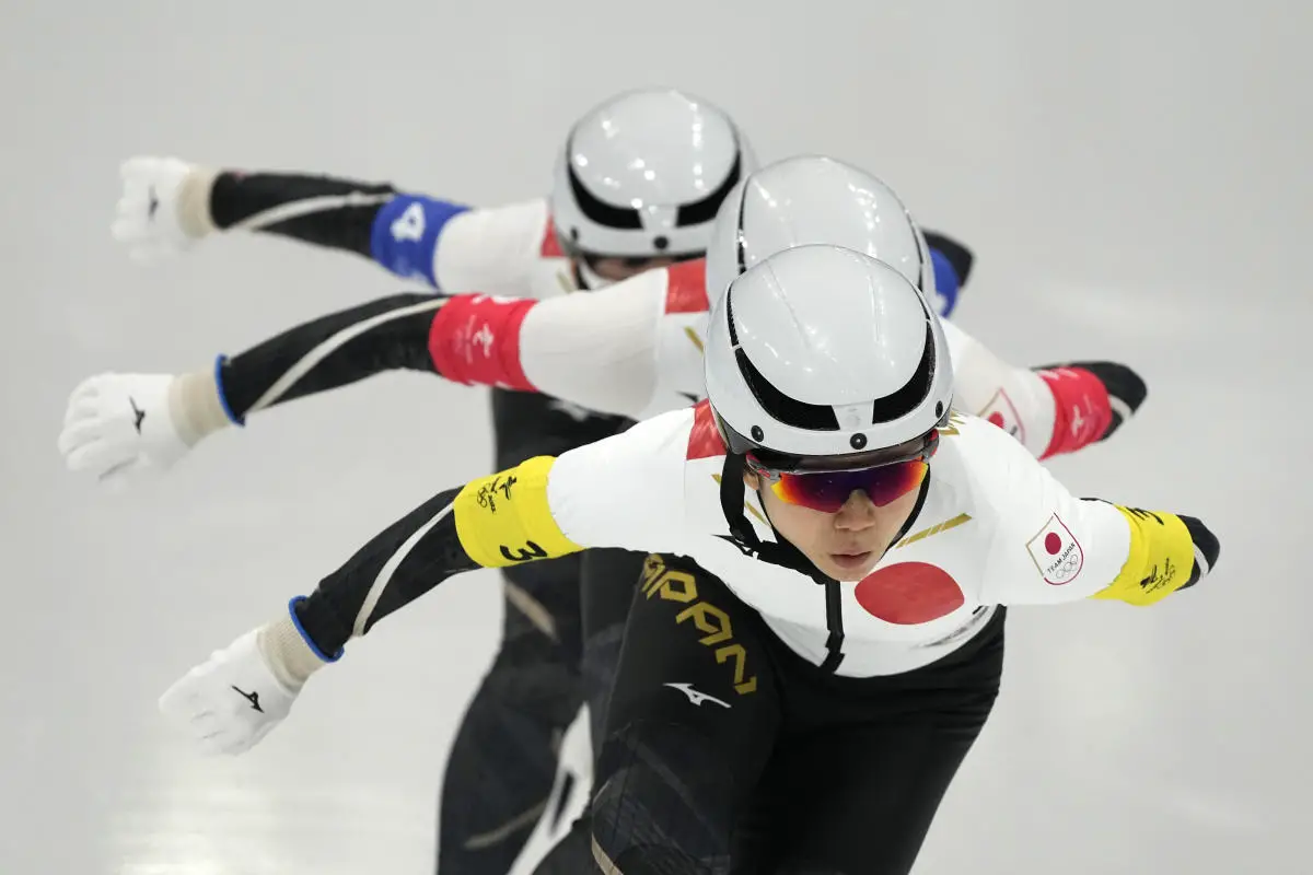 Japan faces Canada for speedskating team gold