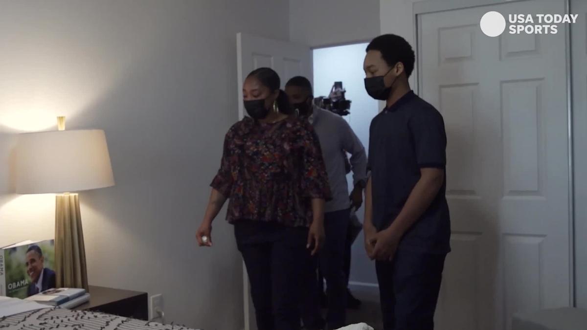 Retired NFL RB Warrick Dunn surprises a new home owner in LA ahead of the Super Bowl 56
